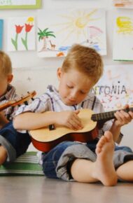 Bambini con strumenti musicali